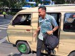 Penjabat-Gubernur-Jabar-Bey-Machmudin-dan-rombongan-turun-dari-angkot-Tegalega-Banjaran111.jpg