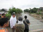 Penjabat-Gubernur-Jabar-Bey-Machmudin-meninjau-lokasi-banjir-bandang-di-Cirebon.jpg