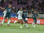 jabar/Penyerang-PERSIB-David-da-Silva-dikawal-tiga-pemain-PSS.jpg