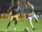 Penyerang-Persib-Bandung-David-da-Silva-kiri-membayangi-bek-Persis-Solo-Jaimerson-Xavier.jpg