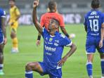 Emosi Thom Haye, Gol Barros, Drama Hujan Kartu, dan Banjir di GBLA Warnai Kemenangan Persib