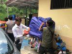 Penyidik-mengambil-sampel-makakan-ringan-di-duga-anak-SD-keracunan-di-Sukabumi.jpg
