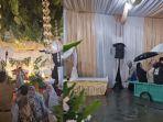 jabar/Pernikahan-di-tengah-banjir-viral.jpg