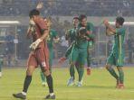 Persebaya-Surabaya-Rayakan-Gol-Leo.jpg