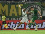jabar/Persib-Bandung-David-da-Silva-berduel-Persebaya-Surabaya.jpg
