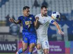 Persib-Bandung-Dimas-Drajad-dan-pemain-Lion-City-Sailors-FC-Bailey-Wright.jpg