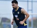 Persib-Bandung-Frans-Putros-berlatih-memakai-jersey-baru.jpg