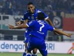 Persib-Bandung-Uilliam-Barros-merayakan-gol-bersama-Beckham-Putra.jpg