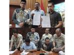 Perwakilan-Komunitas-lari-menandatangani-surat-kesediaan-disanksi.jpg