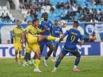 Pesepakbola-Persib-Bandung-Adam-Alis-kiri-berebut-bola.jpg