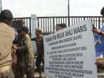 Petugas-BKAD-dan-Satpol-PP-tertibkan-plang-liar-di-sekitar-GBLA.jpg