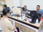 Petugas-Imigrasi-tengah-melayani-masyarakat-yang-ingin-membuat-paspor.jpg