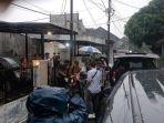 Petugas-KPK-mendatangi-dan-menggeledah-rumah-adik-Rafael-Alun-Trisambodo.jpg