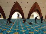 Petugas-Kebersihan-Masjid-Al-Jabbar-saat-melakukan-pembersihan-sampah.jpg