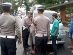 Petugas-Satlantas-Polres-Majalengka-saat-menindak-travel-gelap.jpg