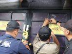 Petugas Segel Kios Minuman Beralkohol Ilegal di Bandung, Erwin: Sudah Meresahkan Masyarakat