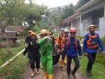 Petugas-Tim-SAR-Gabungan-saat-evakuasi-korban-tertimbun-longsor.jpg
