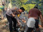 Petugas-bersama-warga-saat-membersihkan-tumpukan-sampah-di-ruas-Jalan-Nasional-Majalengka-Bandung.jpg