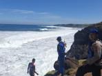 Berenang di Zona Terlarang, 2 Mahasiswa Hilang Terseret Ombak di Pantai Puncak Guha Garut