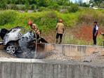 Petugas-memadamkan-api-yang-membakar-Tol-Casumdawu-Jatinangor-Kabupaten-Sumedang.jpg