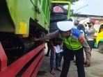 Petugas-memeriksa-truk-di-Rest-Area-Tol-Cipularang-KM-125-Kota-Cimahi-Senin-2662023.jpg