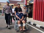 Petugas-menggiring-pelaku-utama-yang-habisi-anggota-geng-motor-di-Soreang.jpg