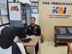 Petugas-sedang-melayani-pelapor-di-loket-pelayanan-barang-hilang-di-Stasiun-Cirebon.jpg