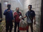 Petugas-setelah-mengevakuasi-ular-yang-muncul-di-bawah-kursi-teras-rumah-warga-di-Indramayu.jpg