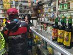 Polisi-melakukan-razia-penjualan-minuman-keras-tanpa-izin-di-Kota-Bandung.jpg