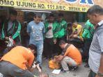Polisi-mengevakuasi-driver-ojol-di-Medan-Sumatera-Utara-bernama-Darwin.jpg