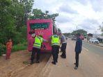 Polisi-saat-membantu-kendaraan-angkutan-wisata.jpg