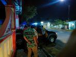 Polisi-saat-mengamankan-pria-ODGJ-disangka-maling.jpg