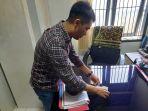 Polisi-saat-menunjukan-barang-bukti-tembakau-sintetis.jpg