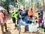 Polsek-Malangbong-Garut-menyalurkan-4000-liter-air-bersih_.jpg