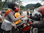 Polwan-Sumedang-bagikan-takjil.jpg
