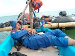 Potret-anggota-TNI-Polri-saat-bersandar-di-kapal-nelayan.jpg