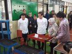 Presiden-Jokowi-saat-meninjau-ruangan-praktik-di-SMKN-1-Purwakarta.jpg