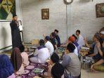 Proses-belajar-membaca-Al-Quran-di-Rumah-Tuli-Jatiwangi-Majalengka.jpg