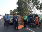 Proses-evakuasi-korban-terjepit-usai-terlibat-kecelakaan-di-Ruas-Jalan-Tol-Cipularang.jpg