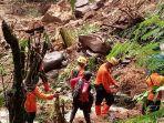 Proses-evakuasi-material-longsor-Subang.jpg