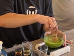 Proses-pembuatan-minuman-matcha-di-Kafe-Nyawang-Langit-Bandung.jpg