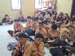 Puluhan-murid-di-Bekasi-terpaksa-belajar-di-lantari.jpg