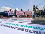 Puluhan-warga-Kabupaten-Bandung-menggelar-aksi-unjuk-rasa-di-depan-gerbang.jpg