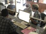 R-berkerudung-didampingi-kuasa-hukumnya.jpg