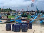 Ratusan-perahu-bersandar-di-Sukabumi.jpg
