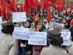 Ratusan-petani-berunjuk-rasa-di-depan-kantor-DKPP-Indramayu-Selasa-2112025.jpg
