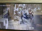 Rekaman-CCTV-saat-geng-motor-serang-warga-di-Cimahi-1111.jpg