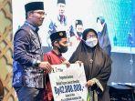 Ridwan-Kamil-serahkan-santuan-manfaat-Program-JKM-kepada-ahli-waris-KH-Endang-Hamzah.jpg
