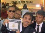 Roy-Suryo-memaparkan-hasil-analisis-teknis-sebut-dokumen-akademik-Jokowi-palsu.jpg