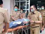 Rudy-Gunawan-saat-hendak-dipindahkan-dari-RSUD-Dr-Slamet.jpg